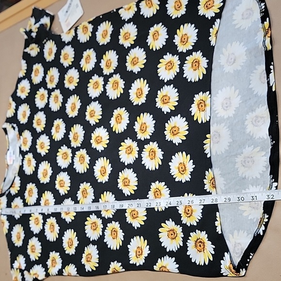 LuLaRoe Size XS Black with Daisy Pattern "IRMA" Tunic Top, NEW with Tag - Picture 8 of 13